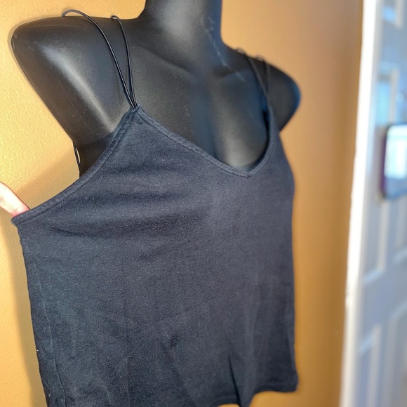 Women’s pretty black essential crop-like tank top with double wire straps - Picture 4 of 6